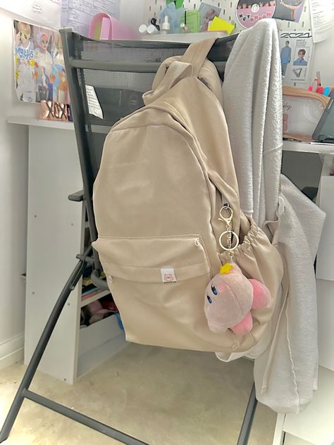 Cream Backpack Aesthetic, Beige Backpack Outfit, Beige Backpack Aesthetic, Aesthetic Bag Keychains, Bagpack Aesthetic School, Beige School Aesthetic, White Backpack Aesthetic, Keychain Bag Aesthetic, Bag Pack Aesthetic