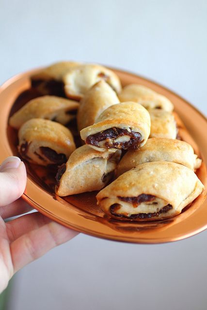 Kleicha (Arabic: الكليچة‎) may be considered the national cookie of Iraq. Kleicha come in several traditional shapes and fillings. The most popular are the ones filled with dates (kleichat tamur). There are also sweet discs (khfefiyyat), as well as half moons filled with nuts, sugar and/or desiccated coconut (kleichat joz). Iraqi Cuisine, Kurdish Food, Eid Celebration, Arabic Desserts, حلويات عربية, Middle East Food, Arabic Dessert, Middle East Recipes, Middle Eastern Desserts