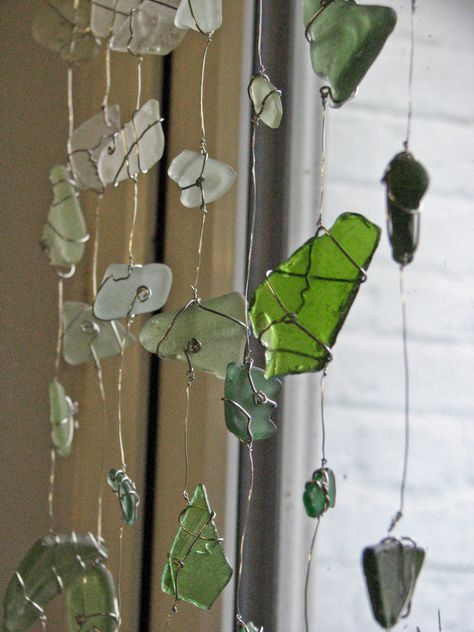 Gotta try it! Sea Glass And Wire Art, Sea Glass Hanging Art, Wire Mobiles Diy, Sea Glass Mobile, Seaglass Mobile, Sea Glass Ideas, Wire Mobile, Sea Glass Window Art, Carillons Diy