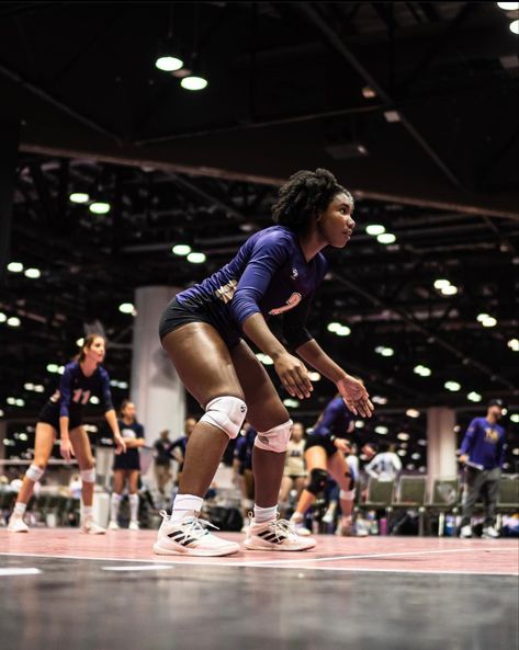 Black Volleyball Players Aesthetic, Volleyball Aesthetic Black Women, Black Volleyball Girl, Volleyball Black Women, Black Volleyball Players, Volleyball Pics, Volleyball Aesthetic, Volleyball Bag, Volleyball Photos