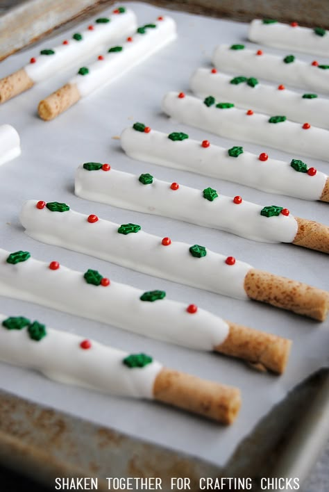 Christmas Themed Food Ideas, Resepi Biskut, Cookie Sticks, Xmas Treats, Easy Christmas Treats, Christmas Candy Recipes, Xmas Cookies, Christmas Party Food, Christmas Snacks