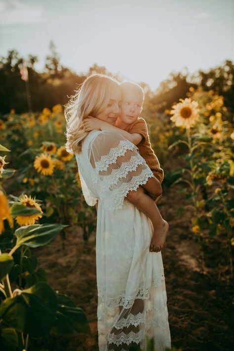 Sunflower Field Photoshoot Mommy And Me, Sunflower Photography Family, Maternity Photos Sunflower Field, Sunflower Field Maternity Photos, Family Sunflower Photoshoot, Sunflower Field Photoshoot Family, Field With Sunset, Photoshoot Places, Sunflower Sunrise