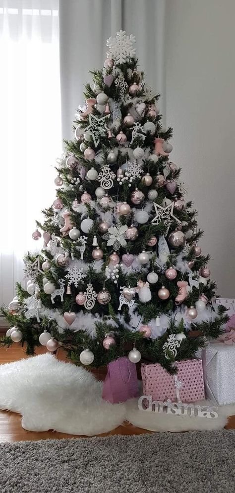 Snow Flake Christmas Tree Theme, Christmas Tree Roses, Corner Christmas Tree, Christmas Tree Pink, Blue Christmas Tree Decorations, Christmas Tree Inspo, Christmas Dreaming, Blue Christmas Tree, Creative Christmas Trees