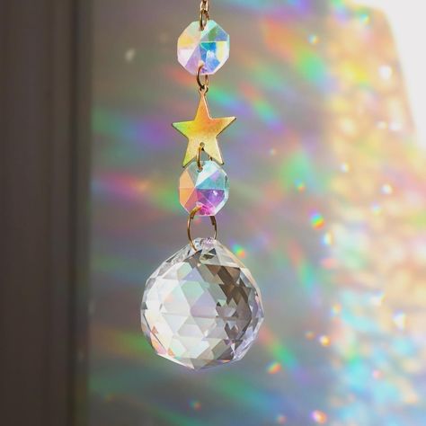 Gemstones Suncatcher Brighten your day with this colorful Gemstones Suncatcher! When bright sunlight hits this prism, it transforms the light into beautiful rainbows. Let the sunshine in and color your world! It is ideal to hang by the window in any room. Perfect as a gift! Lenght: 18.2 inch Gemstone circle: 3/3 inch #mymusescardshop Gemstone Suncatcher, Agenda Vintage, Watermelon Quartz, Crystal Circle, Magical Light, Fairy Ring, 300 Piece Puzzles, Sun Shine, Fantasy Collection