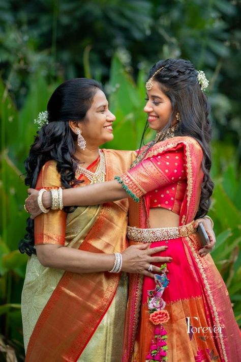 Bride And Mother Pictures Indian, Bride Parents Outfits Indian, Mother Daughter Poses Indian, Indian Mother Daughter Photography, Outfit For Indian Wedding, Haldi Poses For Bride, Haldi Poses, Marriage Pics, Bride Pics