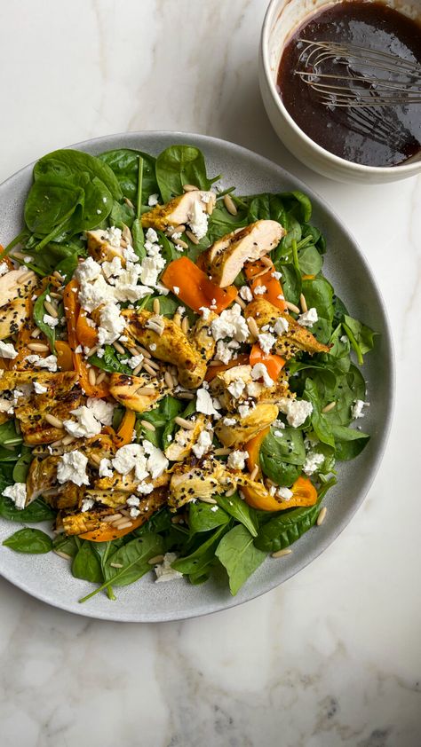 Grilled Chicken Salad with Roasted Peppers, Baby Spinach and Fig Vinaigrette - Cooking with Zahra Fig Vinaigrette, Roasted Chicken Salad, Chicken Salad Dressing, Salad With Spinach, Roasted Capsicum, Spinach Chicken, Leafy Salad, Grilled Chicken Salad, Simple Dinner