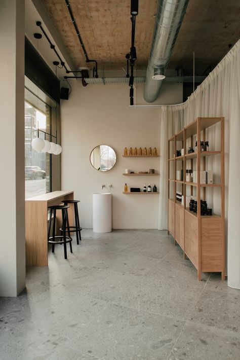 Minimalistic Salon Interior, Scandinavian Beauty Salon, Scandinavian Hair Salon, Interior Hair Salon Design, Minimalist Retail Design, Design Studio Ideas, Minimal Salon Design, Minimalistic Salon, Hair Salon Minimalist