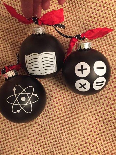 Science Teacher Wreath, Math Christmas Ornaments Diy, Chemistry Ornaments Diy, Science Ornaments Diy, Chemistry Christmas Decorations, Math Ornaments Diy, Chemistry Ornaments, Teacher Ornaments Diy, Math Ornaments