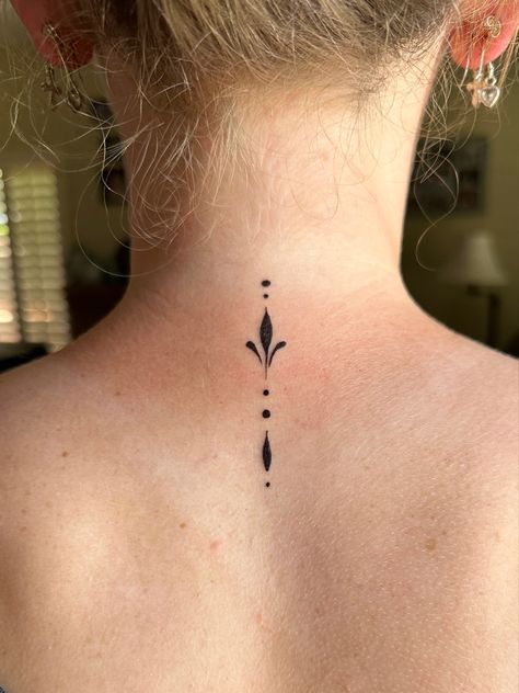 #ornamenttattoo #necktattoosdesigns #tattoo #tattooideas #ornamental Ornamental Tattoo Behind Ear, Ornament Neck Tattoo, Behind Neck Tattoo Woman Simple, Ornamental Back Of Neck Tattoo, Ornamental Collarbone Tattoo, Chest Ornamental Tattoo, Ornamental Neck Tattoo, Female Ornamental Back Tattoo, Henna Styles