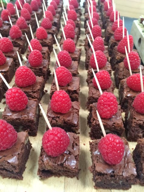 Chocolat brownie with walnuts and raspberry. Canapes, buffet, snacks, bites, appetizers, tapas, small food, dessert, cake, sweets. Cocktail Stick Food Appetizers, Cheap Catering Ideas Parties Food, Dessert Canapes Ideas, Wedding Reception Snacks Before Dinner, Canape Desserts, Canapes Dessert, Dessert Appetizers Bite Size, Finger Food Desserts Bite Size, Prom Snacks