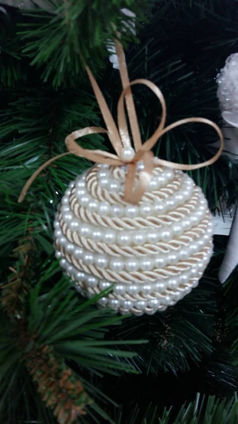 Pearl Christmas Tree Ornaments, Rustic Diy Christmas Ornaments, Pearl Christmas Ornaments, Fancy Christmas Ornaments, Diy Christmas Decorations Easy, Beaded Christmas Ornaments, Holiday Crafts Christmas, Christmas Ornaments Homemade, Felt Christmas Ornaments