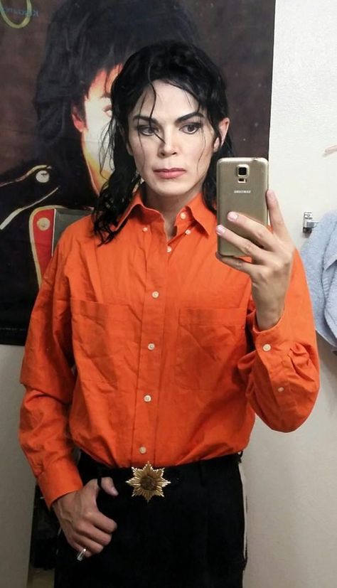 Carlo taking a selfie as Michael Michael Jackson Impersonator, 90s Costume, Taking A Selfie, Love Justin Bieber, King Of Pops, Barack Obama, Michael Jackson, Justin Bieber, Red Leather Jacket