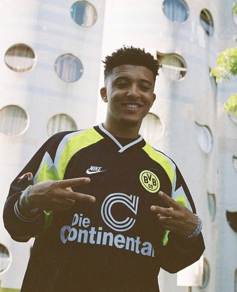 🤤⚽️ — jadon sancho 📷 Bvb Wallpaper, Jadon Sancho, Football Jersey Outfit, Soccer Photography, Football Players Images, Football Photography, Vintage Football Shirts, Retro Football Shirts, Classic Football Shirts