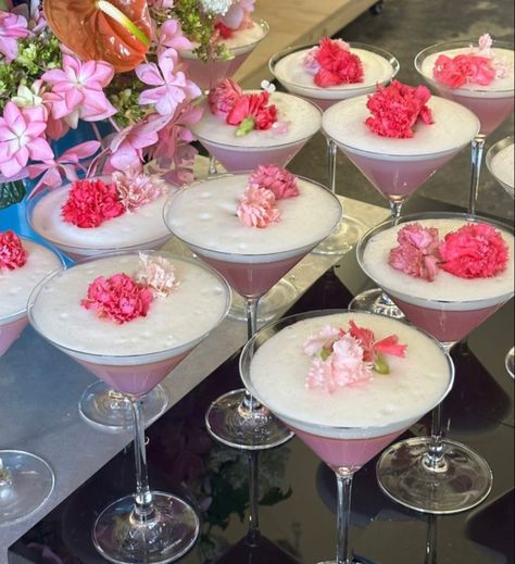 #cocktails #girlsnight #dinnerdate #pink #margarita #drinks #alcohol #prettydrinks #pinkdrink #girly #party Bachelorette Drinks, Pink Alcoholic Drinks, Cocktail Flowers, Pink Margarita, Margarita Drinks, Barbie Cocktail, Floral Drink, Girly Drinks, Cocktail Party Decor