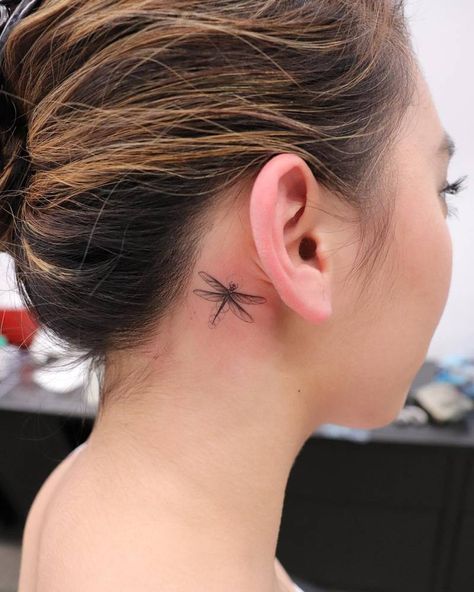 Dragonfly Tattoo Behind Ear, Tattoo Mujer, Tattoo Ear, Small Dragonfly Tattoo, Behind Ear Tattoos, Tattoo Behind Ear, Flying Tattoo, Dragonfly Tattoo Design, Back Of Shoulder Tattoo