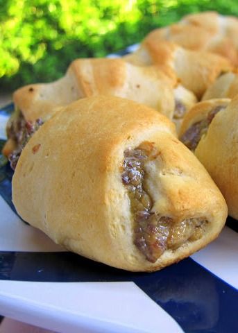 Bacon Cheeseburger Crescents Crescent Burgers, Hamburger Croissant Recipes, Burger Crescent Rolls, Cheeseburger Bites, Hamburger Crescent Roll Recipes, Cheeseburger Crescent Rolls, Cheeseburger Roll Up Crescent Rolls, Cheese Burger Ring Crescent Rolls, Cheese Burger Pie Crescent Rolls