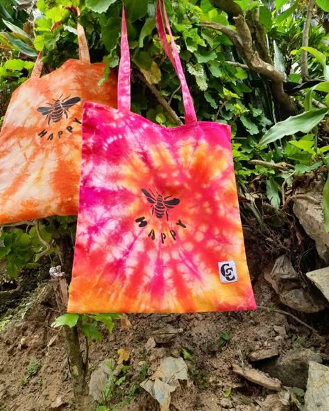 Tie dye , be happy tote bag Tie Dye Bags Totes, Tote Bag Batik, Diy Fabric Purses, Tie Dye Tote Bag, Ty Dye, Tye Dye Patterns, Handpainted Tote Bags, Diy Tie Dye Designs, Tie Dye Bags