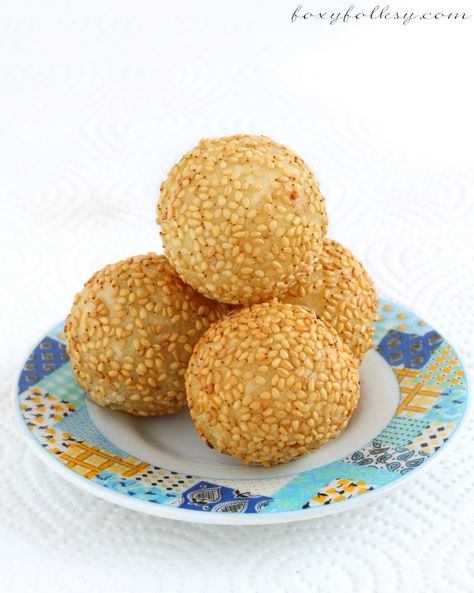 Buchi or Butsi are glutinous rice balls  covered in sesame seeds filled usually with sweetened red bean paste which are then deep fried.| www.foxyfolksy.com Tocino Recipe, Buchi Recipe, Pandesal Recipe, Glutinous Rice Balls, Spanish Bread, Foxy Folksy, Filipino Foods, Red Bean Paste, Healthy Bowls