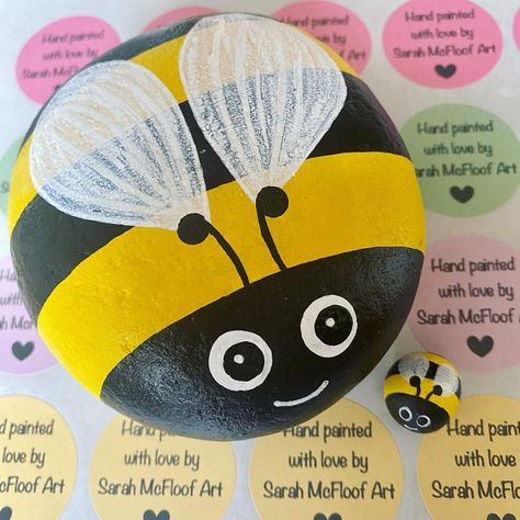 Bumble Bee Painted Rocks Ideas, Bee On Rock Painting, Painting Bees On Rocks, Bee Stone Painting, Bumblebee Rock Painting, Bees On Rocks Painting, Bumble Bee Pumpkin Painting, Bees Rock Painting, Painted Bees On Rocks