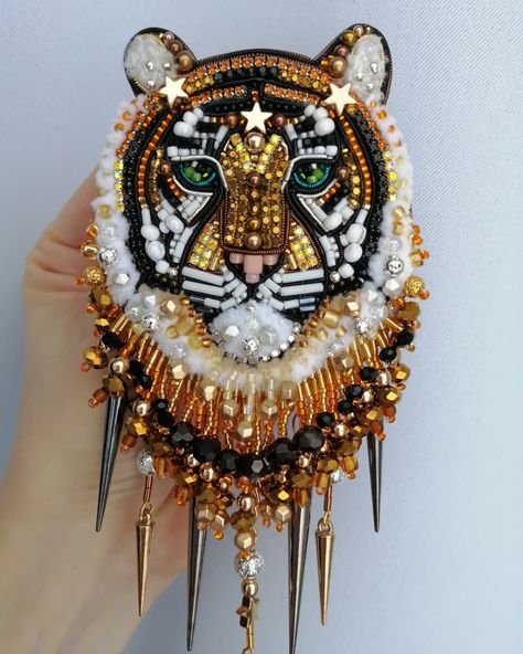 Beaded Tiger, Tambour Beading, Crystal Bead Jewelry, Bead Crafts Diy, Beads Craft Jewelry, Handmade Embroidery Designs, Bead Embroidery Patterns, Easy Diy Jewelry, Handmade Jewelry Tutorials