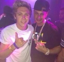 1D Updates @1DCheckups  ·  Sep 15  #NEW #PHOTO Niall with Pauly D from Jersey Shore in Las Vegas! Zayn And Niall, Snooki And Jwoww, Harry Louis, Pauly D, Cocktail Waitress, Y 15, Five Guys, I Love One Direction, Jersey Shore