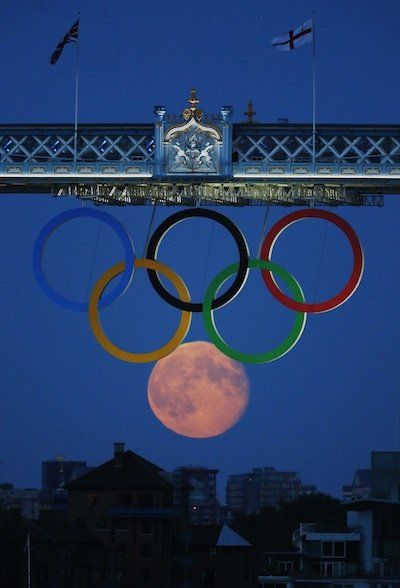 For a children's magazine, describe your first attempt at playing a particular sport. The sport might be one that looked easy but turned out to be a real challenge, or it might be one that came quite naturally to you. Be sure to describe everything you did and how you felt. Optical Illusion Photography, Photo Illusion, Olympic Ring, Olympic Rings, Tower Bridge London, Moon Photos, Air Terjun, Perfectly Timed Photos, Moon Rise