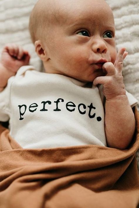 Perlengkapan Bayi Diy, Newborn Bodysuit, Cricut Baby, Diy Bebe, Typewriter Font, Newborn Onesies, Baby Shower Gifts For Boys, Baby Boy Onesies, Organic Baby Clothes