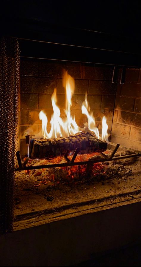 Fireplace Aesthetic Christmas, Autumn Fire Aesthetic, Christmas Fire Aesthetic, Holiday Asethic, Fireplace Cozy Aesthetic, Fireplace Astethic, Winter Fireplace Aesthetic, Christmas Asethics, Cozy Holiday Aesthetic