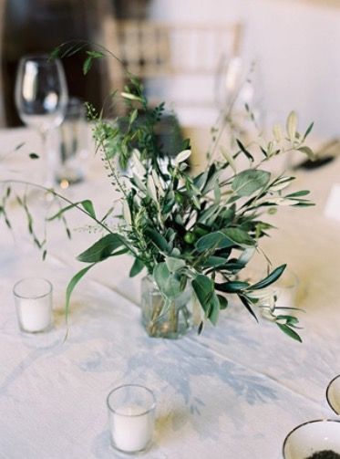 Cheap Wedding Table Centerpieces, Spring Wedding Centerpieces, Greenery Wedding Centerpieces, White Linens, Greenery Centerpiece, Deco Champetre, British Wedding, Unique Wedding Flowers, Wedding Floral Centerpieces