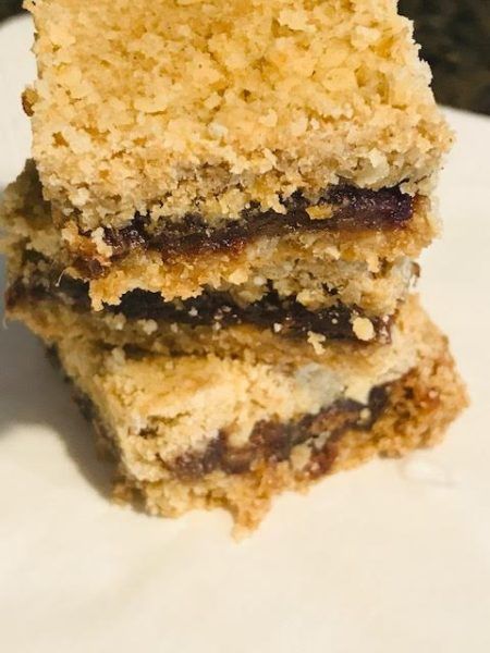 Date Nut Bars, Newfoundland Recipes, Nutella Fudge, Date Squares, Nut Bars, Fig Bars, Rock Recipes, Square Recipes, Crumble Bars