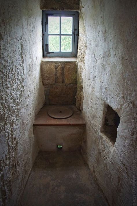 Medieval toilet in Stolpen Castle. The first defensive works were built about 1100 and it was first documented in 1222. Medieval Toilet, Inside Castles, European Castles, Castles Interior, Medieval Houses, Medieval Life, Casas Coloniales, Medieval World, Medieval Times