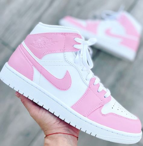 Jordan Rose, Air Jordan 1 Women, Custom Air Jordan 1, Sneakers Air Jordan, Jordan 1 Sneakers, Air Jordans Women, Fly Shoes, Cute Nike Shoes, Cute Nikes