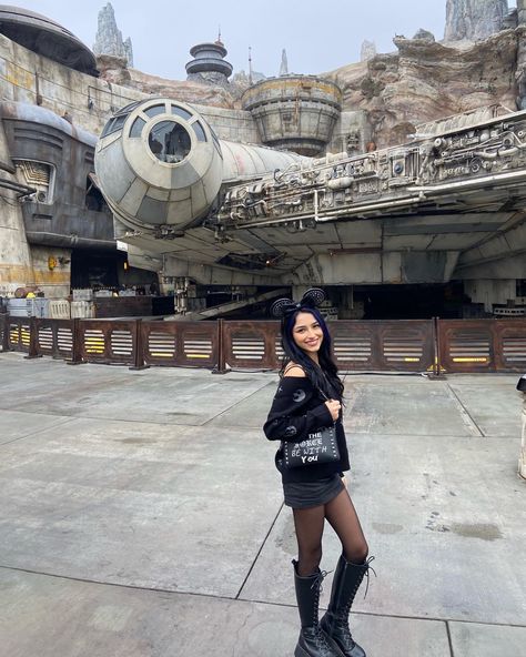 Disney Goth Aesthetic, Goth Disneyland Outfits, Star Wars Nite Disneyland Outfits, Star Wars Park Outfit, Emo Disney Outfits, Disneyland Outfits Star Wars, Gothic Disney Outfit, Edgy Disney Outfits, Disney Goth Outfit