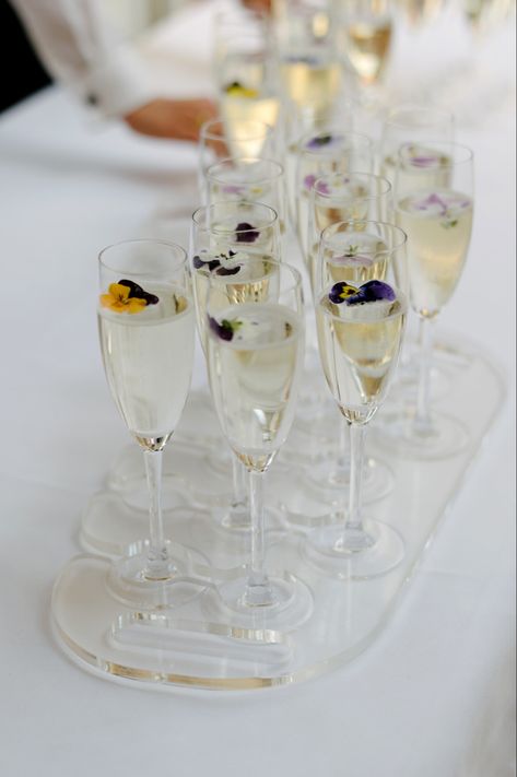 Champagne edible flowers Champagne With Edible Flowers, Edible Flowers Champagne, Champagne With Flowers, Champagne Garnish, Flower Champagne, Purple Drinks, Wedding Drinks, Drink Garnishing, Champagne Buckets