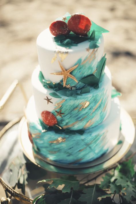 100 Photos That Are All the Inspiration You Need to Have a Green Wedding Teal Wedding Cake, Colorful Wedding Cakes, Vegan Wedding Cake, Wedding Captions For Instagram, Wedding Captions, Lizzie Bennet, Vegan Wedding, Island Theme, Romantic Wedding Cake