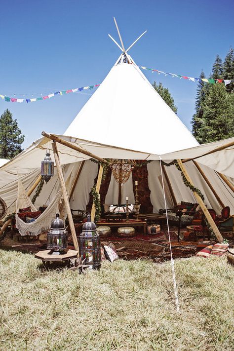 Music Festival Wedding, Boho Tent, Coachella Vibes, Tenda Camping, Hippie Wedding, Camp Wedding, Festival Inspiration, Wedding Tent, Decor Details