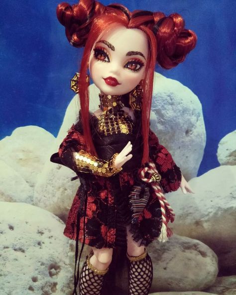 Doll Customization Monster High Repaint, Monster High Aesthetic Outfit, Draculaura Repaint, Monster High Crafts, Doll Restyle, Monster High Doll Repaint, New Monster High Dolls, Doll Customs, Doll Customization