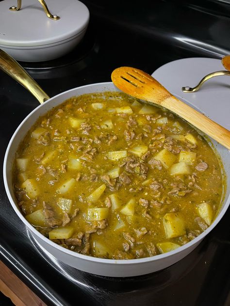 Beef Chili Verde Recipe, Beef Chile Verde, Chile Verde Beef, Easy Chili Verde, Chile Con Carne Recipe, Chile Verde Pork, Mexican Picadillo, Chili Verde Pork, Steak Chili