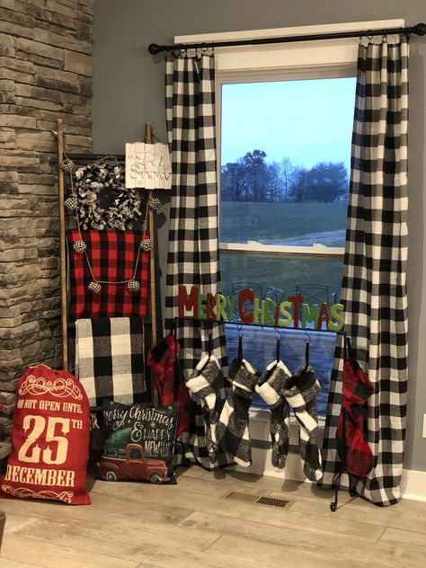 Black Buffalo Check Christmas Decor, Black Gingham Christmas Decor, Buffalo Print Christmas Decor, Red And Black Buffalo Check Christmas, Living Room Ideas Christmas, Black And Red Plaid Christmas Decor Living Room, Buffalo Check Black Tree, Room Ideas Christmas, Christmas Living Room Ideas