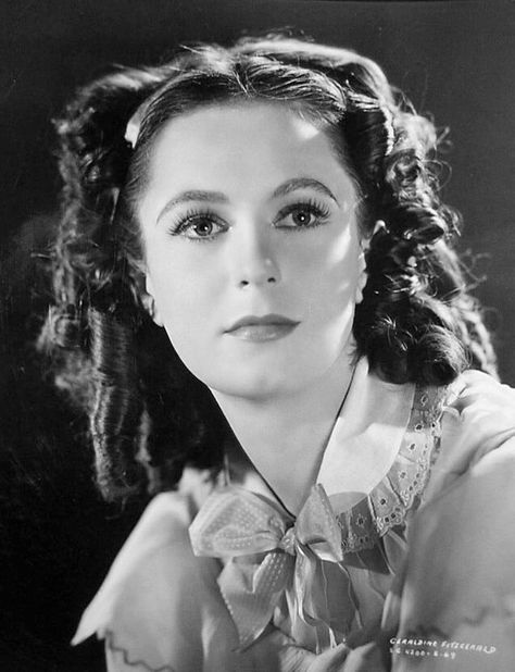 Geraldine Fitzgerald, William Wyler, Old Film Stars, The Upper East Side, Movie Actress, Famous Photos, Respiratory Infection, Retro Beauty, Wuthering Heights