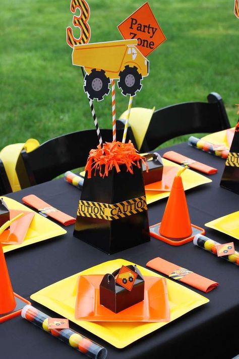 Construction Zone Birthday Party, Construction Zone Party, Construction Themed Birthday Party, Auto Party, Dump Truck Birthday Party, Construction Theme Birthday Party, Dump Truck Birthday, Birthday Party Table Decorations, Construction Theme Party