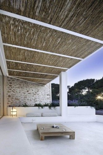 Can Manuel d’en Corda, limestone patio and wicker roof | Marià Castelló and Daniel Redolat Pergola Modern, Deck Pergola, Eksterior Modern, Pergola Ideas, Patio Roof, Stone Walls, Pergola Kits, Pergola Plans, Diy Pergola