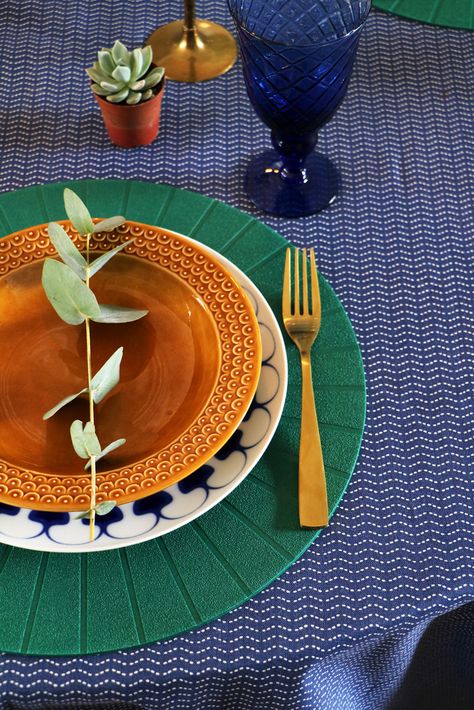 table setting- entermyattic- table decor- tafel dekken- stijlvol tafelen Maximalist Table Setting, Dinner Table Photography, Dinner Table Styling, Table Setting Aesthetic, Retro Table Setting, 70s Table, Golden Cutlery, Green Table Settings, Palette Table