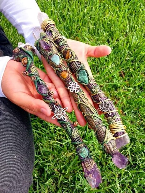 Crystal Wand Diy, Journey Stick, Hippie Diy, Spirit Sticks, Witch Wand, Witch Crafts, Wire Wrap Jewelry Designs, Diy Wand, Witch Diy