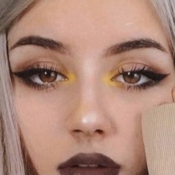 Make Up Trends Fall 2022, Inverted Cat Eye, Pastel Smokey Eye, Simple Halloween Eye Makeup For Work, Autumnal Makeup Looks, Boho Eye Makeup, Witchy Makeup Aesthetic, Rose Inspired Makeup, Make Up Artistique