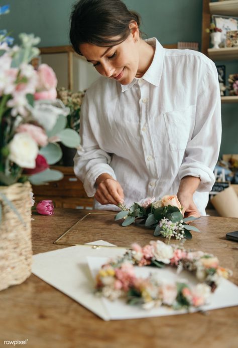 Florist Branding, Flowers Bucket, Become A Wedding Planner, Florist Brand, Floral Branding, Florist Studio, Linen Flower, Florist Logo, Flower Store