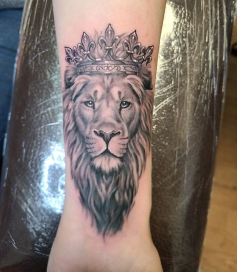 Lion With Crown Tattoo For Women, Lion With Crown Tattoo Design, Lion Crown Tattoo, Lion With Crown Tattoo, Lion With Crown, Crown Tattoos For Women, Desired Body, Female Lion, Crown Tattoo Design