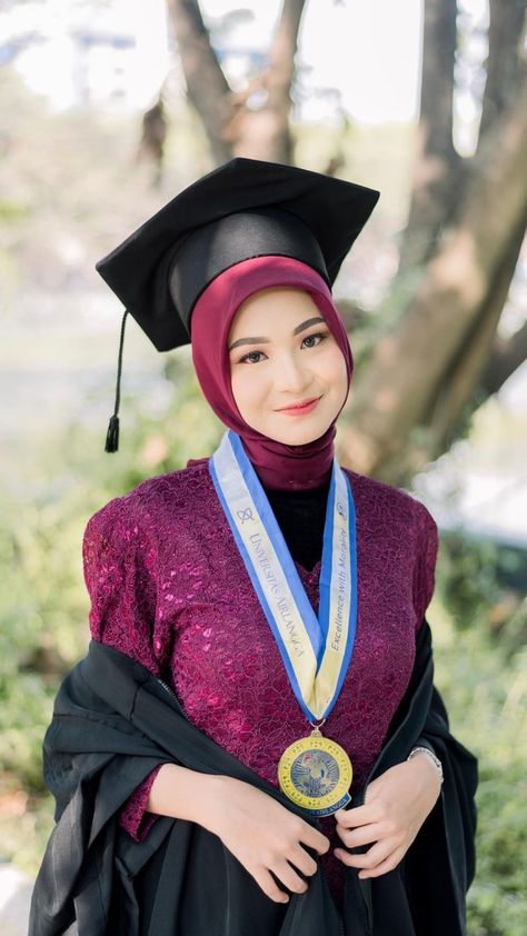 Wisuda Photoshoot, Graduation Hijab, Girl Graduation, Graduation Poses, Modern Hijab, Graduation Portraits, Foto Shoot, Graduation Photography, Graduation Photoshoot