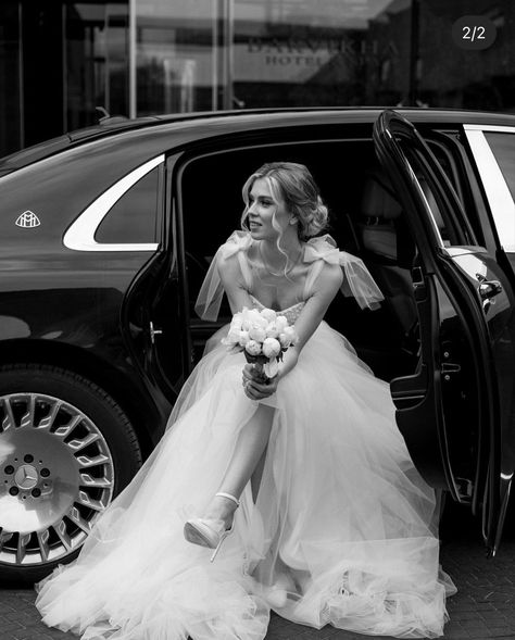 Classic Car Wedding, Vintage Car Wedding, Wedding Cars, Wedding Picture Poses, Wedding Couple Poses Photography, When I Get Married, Wedding Engagement Photos, Bridal Beauty, Wedding Photo Inspiration