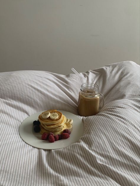 Pancakes In Bed, Starbucks Candle, Aesthetic Mornings, Candle Instagram, Food Morning, Coquette Dark, Coffee Vibes, Fruit Recipe, Pancakes Breakfast